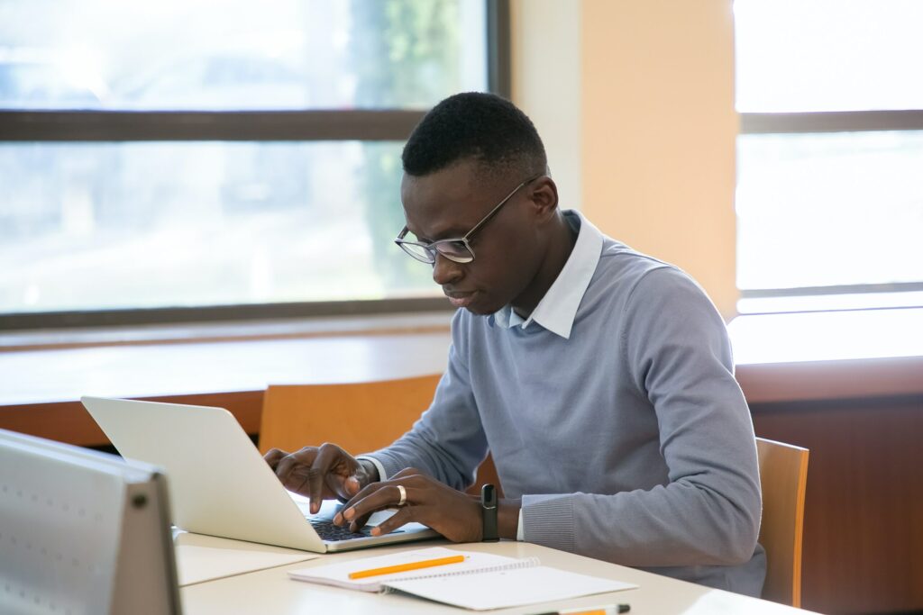 Homem negro pesquisando algum assunto na internet