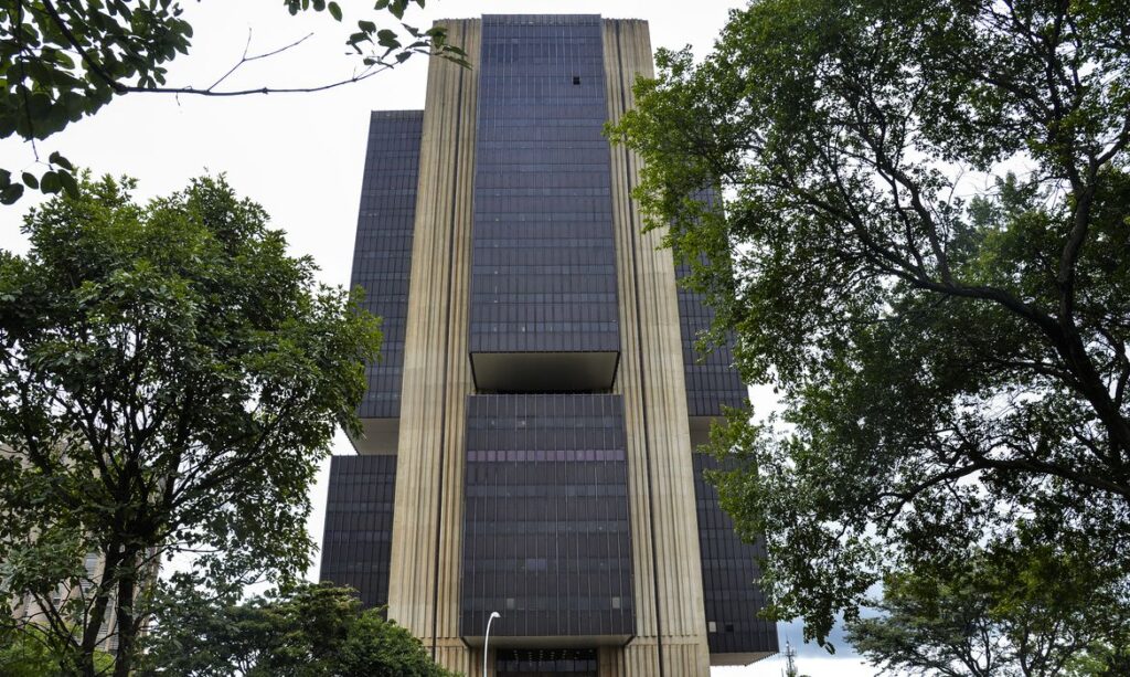 Aumento da taxa Selic impacta diretamente o financiamento poupança