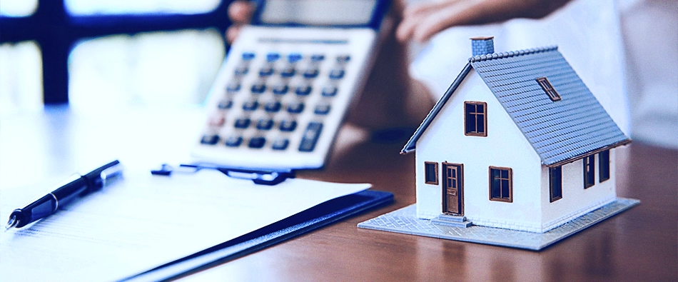 Mostra uma calculadora e a imagem de um imóvel financiado a ser declarado no imposto de renda 2023.
