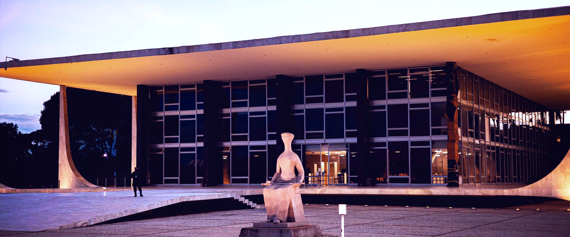 A imagem mostra a fachada do Supremo Tribunal Federal, o STF, em Brasília.